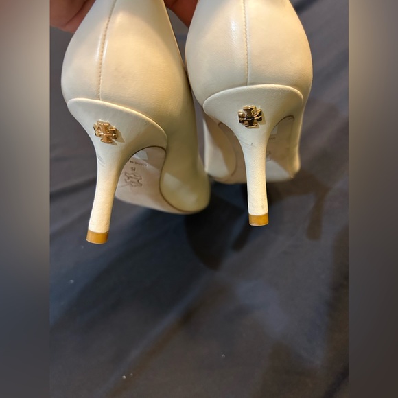 Tory Burch Cap-Toe Pumps Cream and Black Patent pointy Like new - Picture 6 of 8